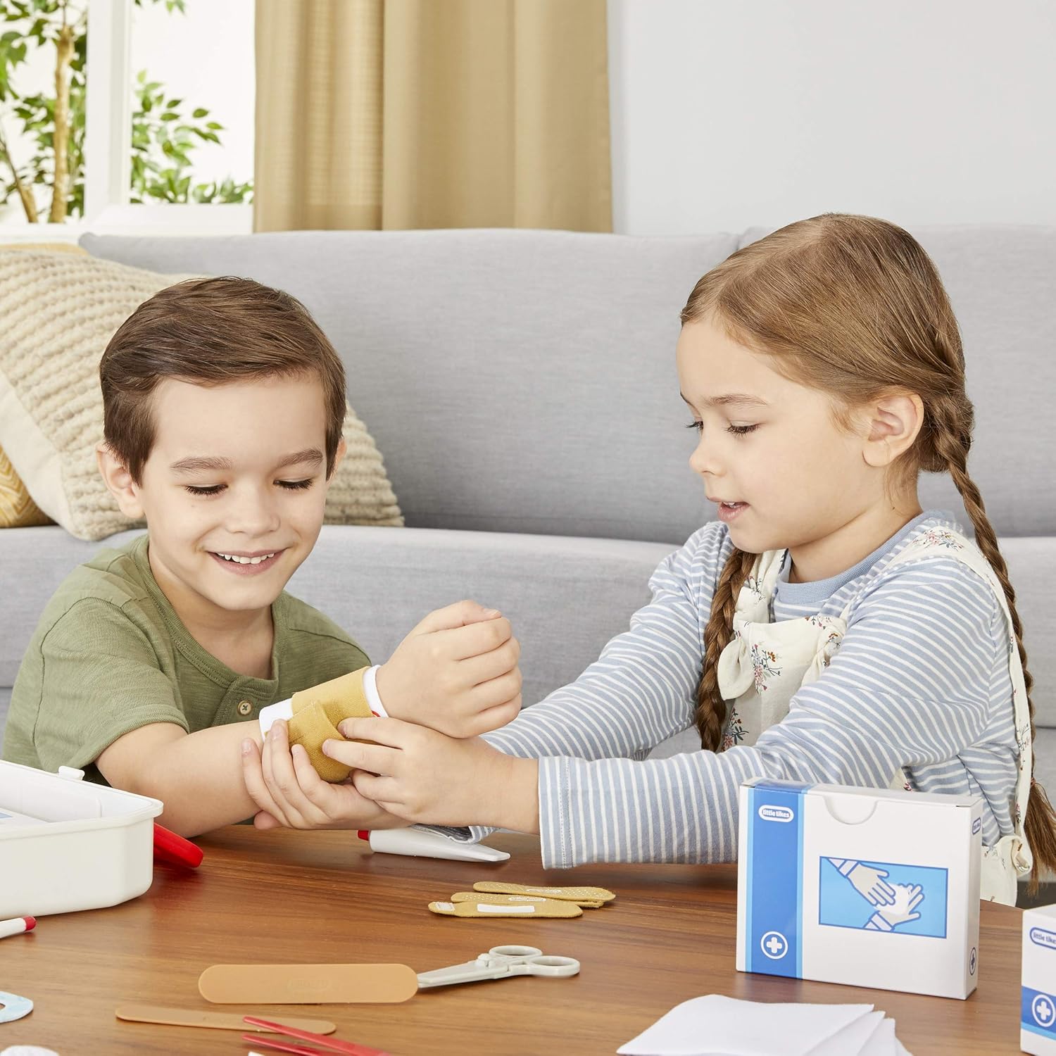 Little Tikes First Aid Kit (includes 25 acessories)