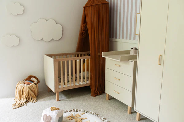 Crib Laura Champagne Collection 120x60 cm with the safety rail