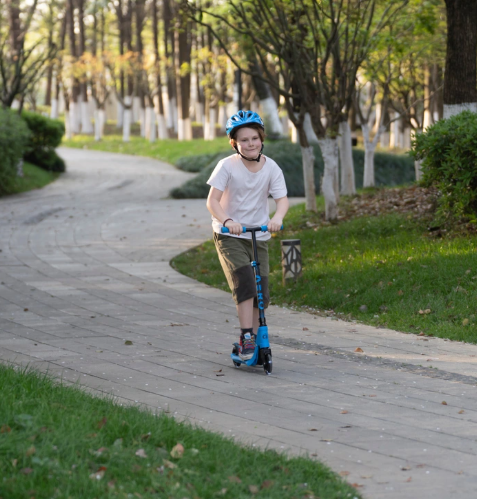 Aero C1 Scooter with LED Wheels (2 Colors Available): 5years plus