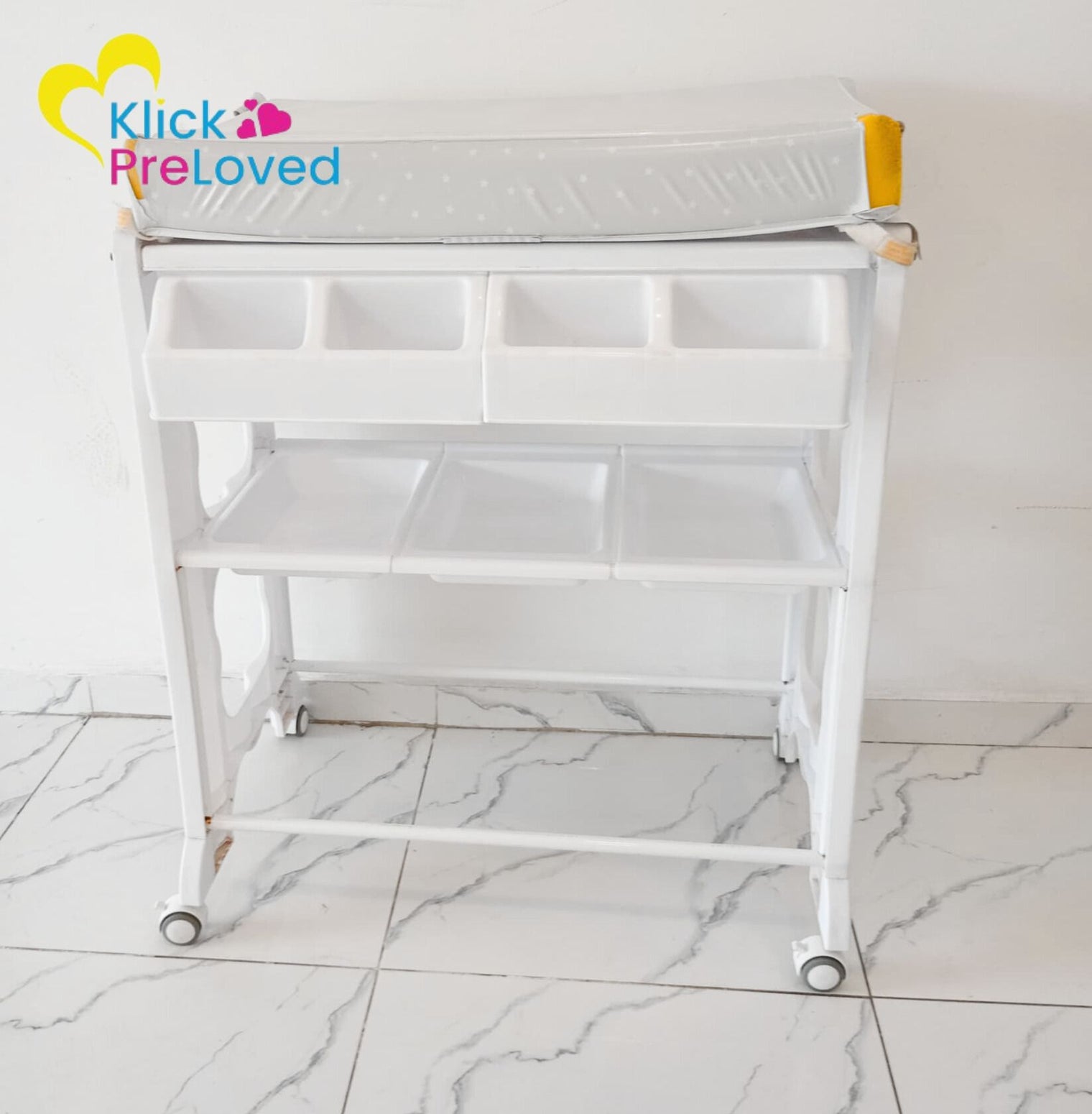 PreLoved Deluxe Baby Standing Bathtub with Changing Station (Loved)