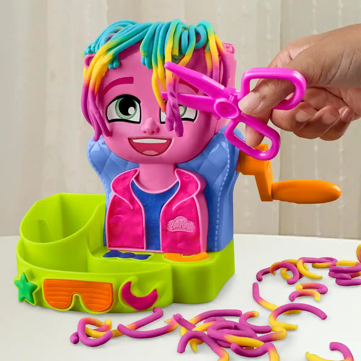 Play-Doh Hair Stylin' Salon Playset with 6 Cans, Pretend Play Toys