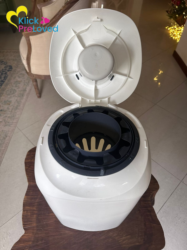 Preloved Tommee Tippee Sangenic Diaper Disposal Bin with Cassettes  (Gently Used)